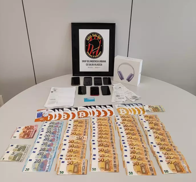 Detingudes tres 'mules bancàries' a Salou per blanqueig de diners amb criptomonedes