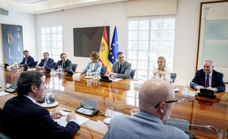Sánchez es reuneix amb patronal i sindicats per a explicar el seu pla per respondre a Trump
