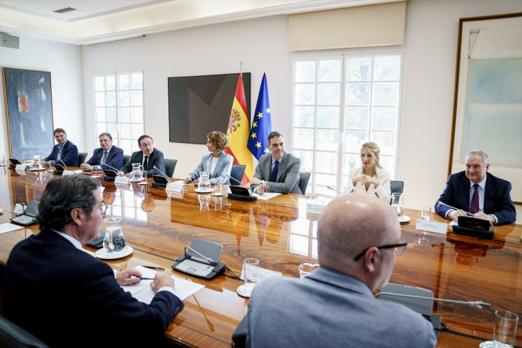 Sánchez es reuneix amb patronal i sindicats per a explicar el seu pla per respondre a Trump