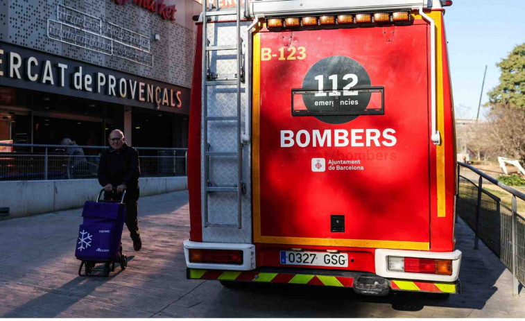 Un gran incendi arrasa una nau de cosmètics a Barcelona i obliga a confinar als veïns