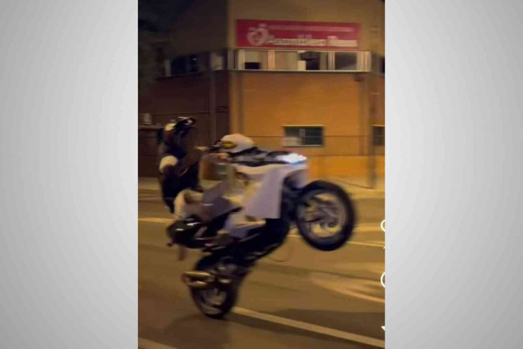 Fa un vídeo passant-se de llest amb la moto i acaba multat amb 2.000 euros a Reus