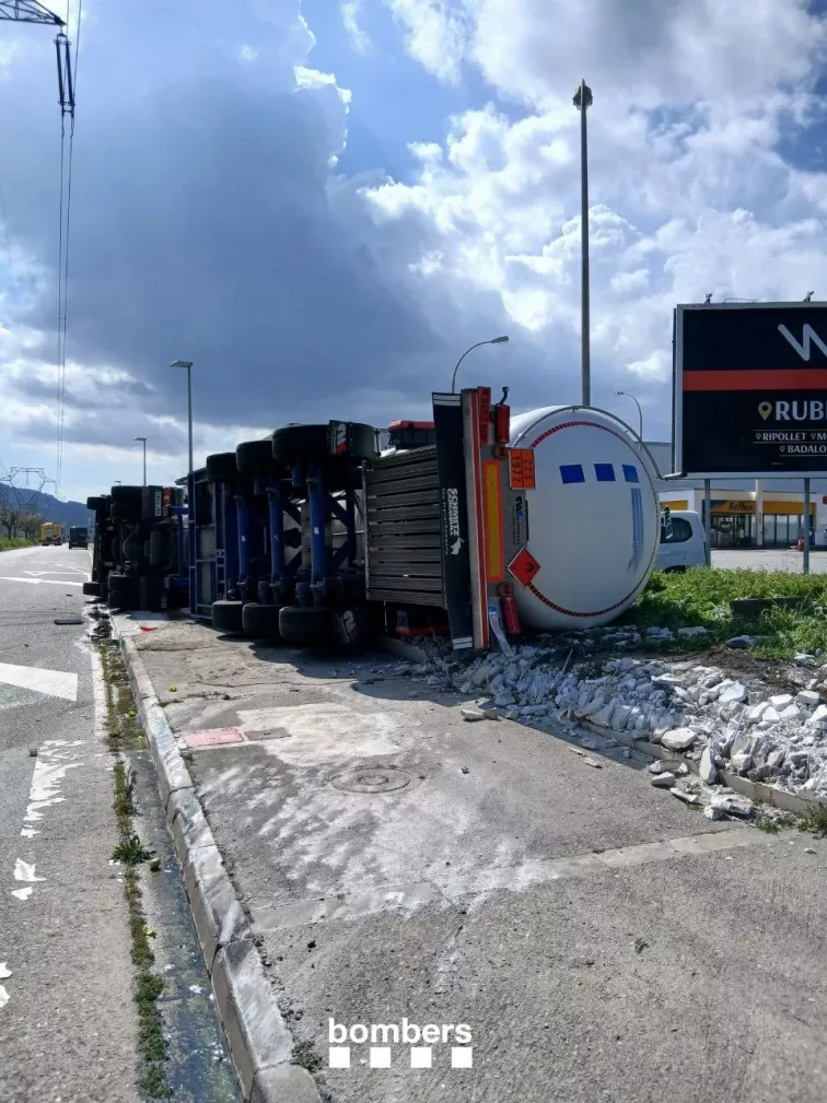 Evacuen una benzinera a Molins de Rei (Barcelona) després de bolcar un camió amb gas natural líquid