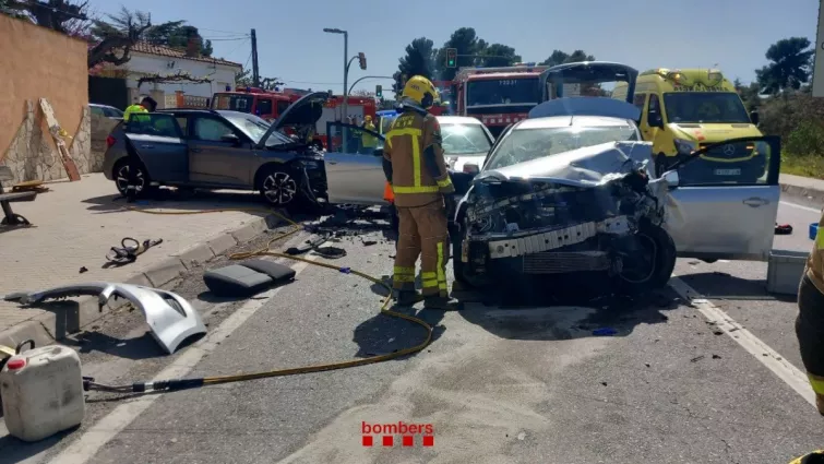 Quatre ferits, un de crític, en un accident entre tres vehicles a Flix