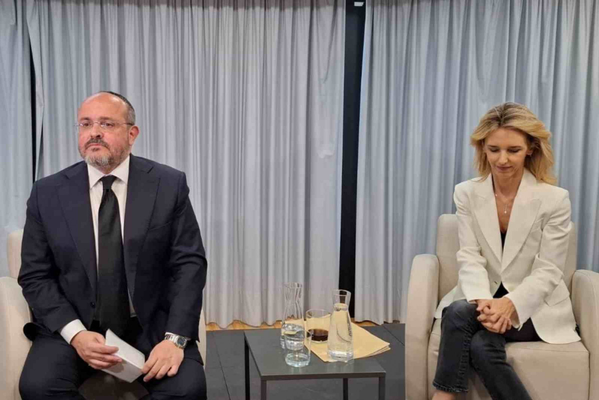 El líder del PP catalán, Alejandro Fernández, junto a la diputada del PP Cayetana Álvarez de Toledo, durante la presentación de su libro 'A calzón quitao' (Esfera de los libros), en el Círculo