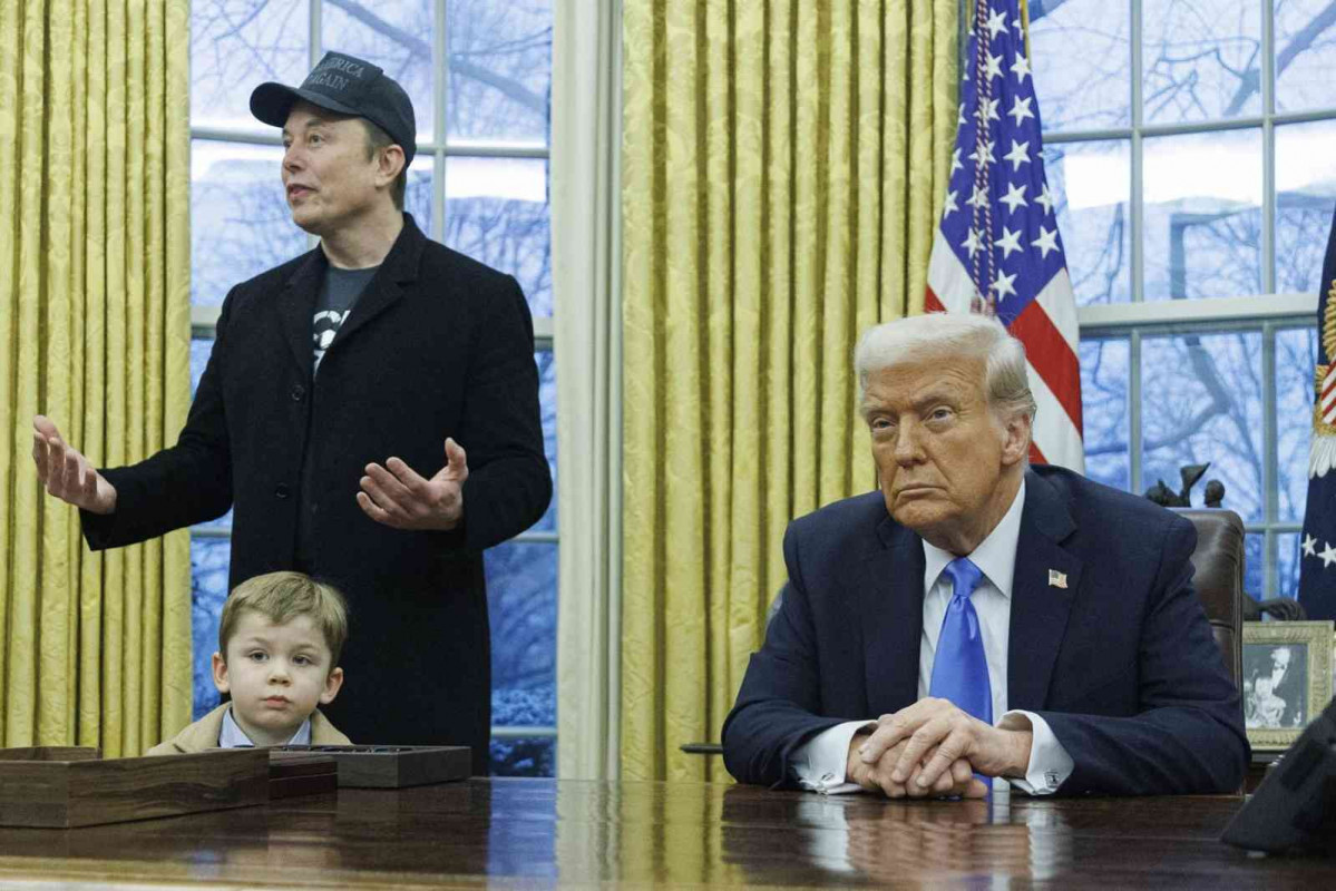 Elon Musk con su hijo y Donald Trump en el Despacho Oval