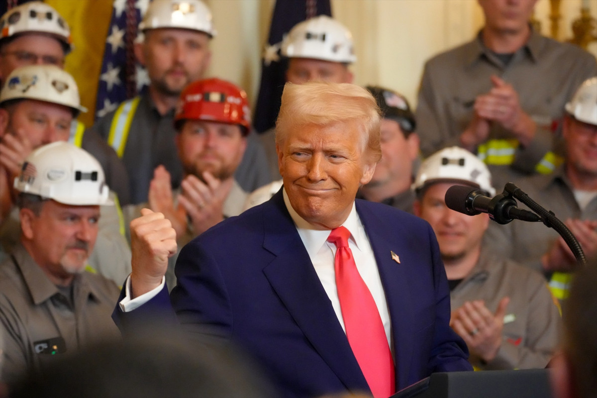 EuropaPress 6634118 08 april 2025 us washington us president donald trump poses surrounded by