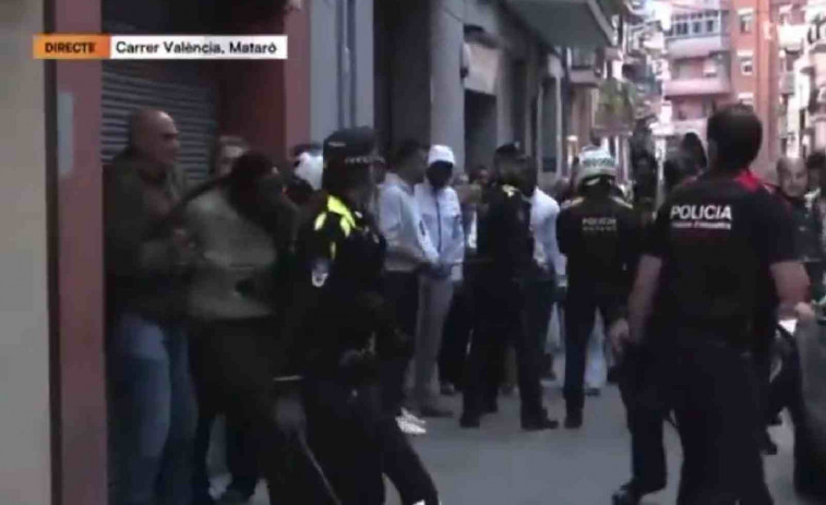 Contenidors cremant a Mataró després d'una detenció: la policia desplega un operatiu especial
