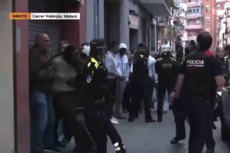 Contenidors cremant a Mataró després d'una detenció: la policia desplega un operatiu especial