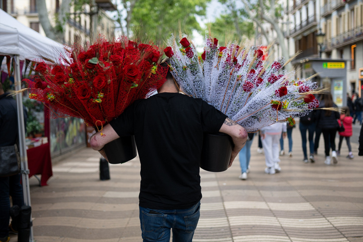 EuropaPress 5911723 hombre rosas decenas rosas rojas dia sant jordi 2024 23 abril 2024