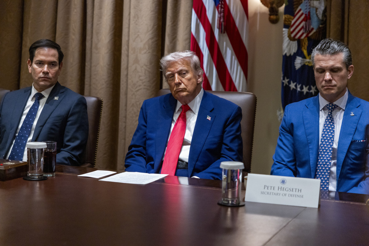 WASHINGTON (United States), 10/04/2025.- US President Donald J. Trump (C), with Secretary of State Marco Rubio (L) and Secretary of Defense Pete Hegseth (R), listens to remarks during a Cabinet meetin