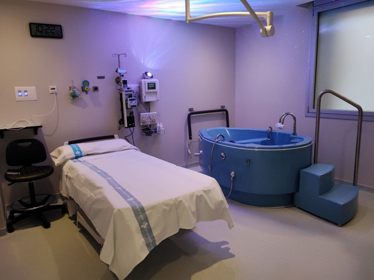 L'Hospital Trueta de Girona incorpora una banyera de hidroterapia per a parts en l'aigua