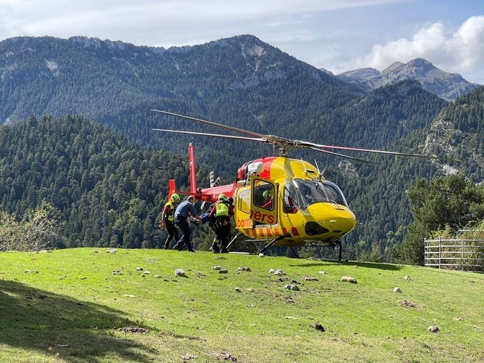 EuropaPress 4021017 bombers generalitat usan helicoptero rescate montana