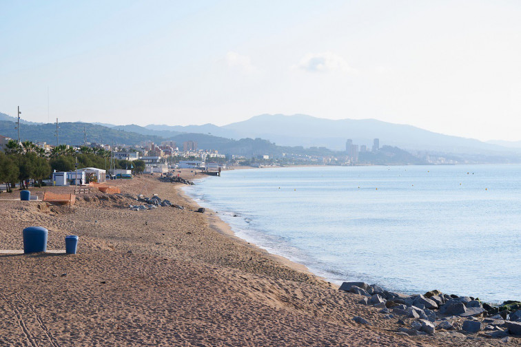 Badalona afronta la temporada de bany amb preocupació per falta de sorra en platges