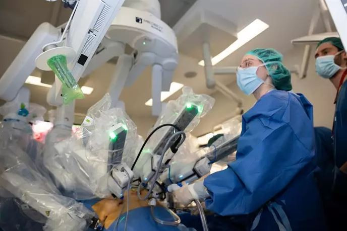 L'Hospital de Bellvitge, pioner a Espanya en provar el robot quirúrgic xinès TouMai