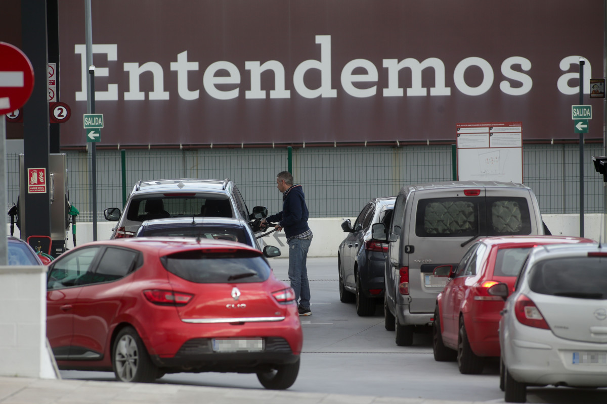 EuropaPress 4896583 colas coches gasolinera 31 diciembre 2022 lugo galicia espana gobierno (1)