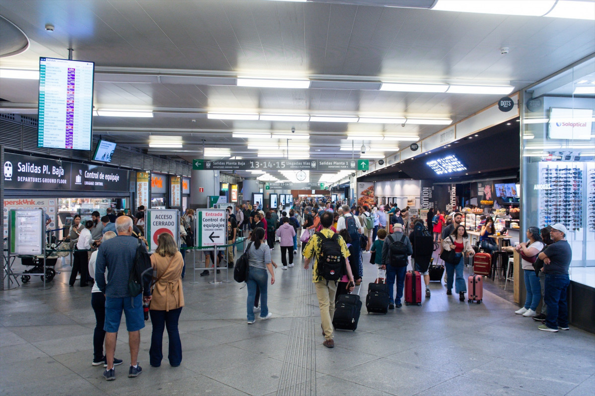 EuropaPress 5498966 varias personas caminan maletas estacion puerta atocha almudena grandes