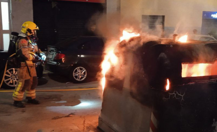 Mataró, en flames: tres intervencions per apagar incendis a contenidors de la capital del Maresme