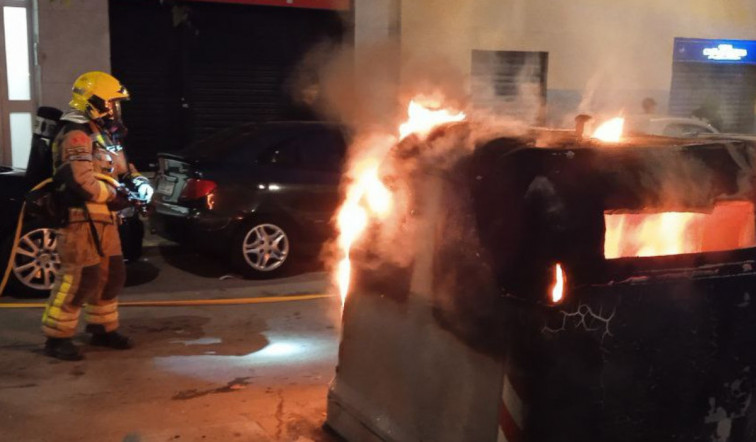 Mataró, en flames: tres intervencions per apagar incendis a contenidors de la capital del Maresme