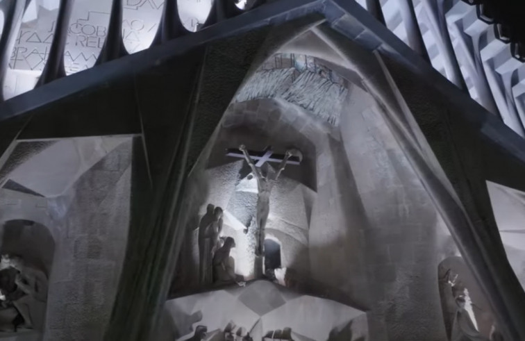 VÍDEO: La façana de la Passió de la Sagrada Família s'il·lumina per Setmana Santa