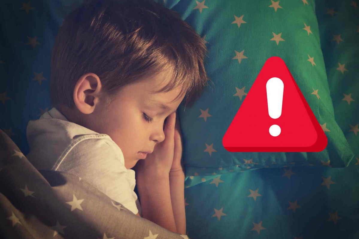 Niño durmiendo, alerta