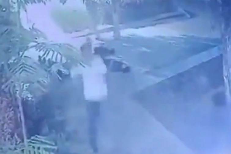 Vídeo impactant: un llamp fulmina a cinc estudiants en plena universitat i tot queda gravat