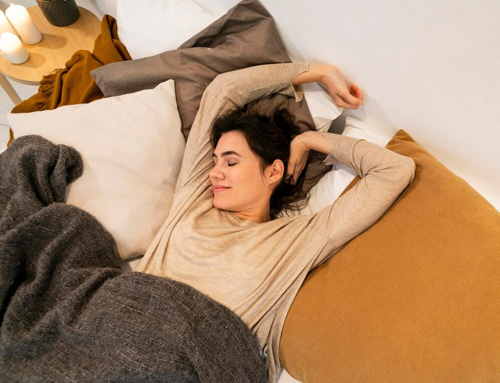 Mujer despertando despues siesta 23 2148821675