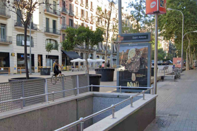 Tanquen un accés al Metro de Sant Antoni a Barcelona per l'incendi d'un matalàs
