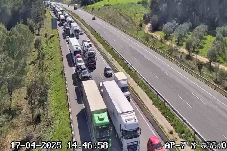 Caos a la AP-7: retencions quilomètriques per un accident a Borrassà (Girona)