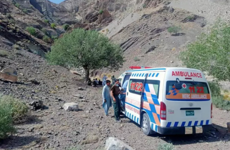 Tragèdia al Pakistan: moren 13 persones després que una furgoneta es precipiti per un barranc