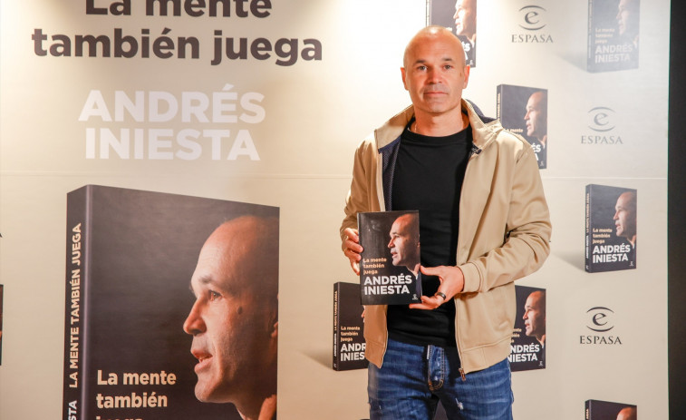 Andrés Iniesta es despulla en el llibre 'La ment també juga'