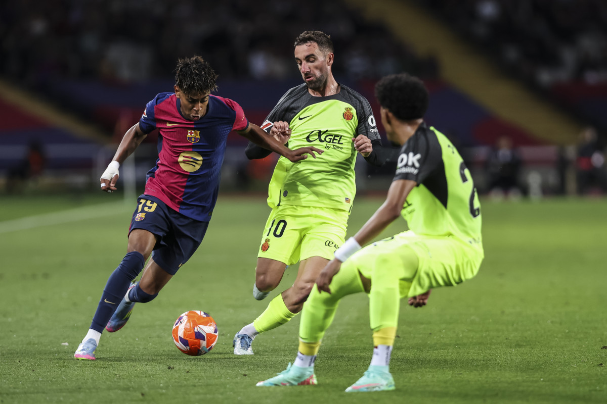 EuropaPress 6668025 lamine yamal of fc barcelona and sergi darder of rcd mallorca compete for
