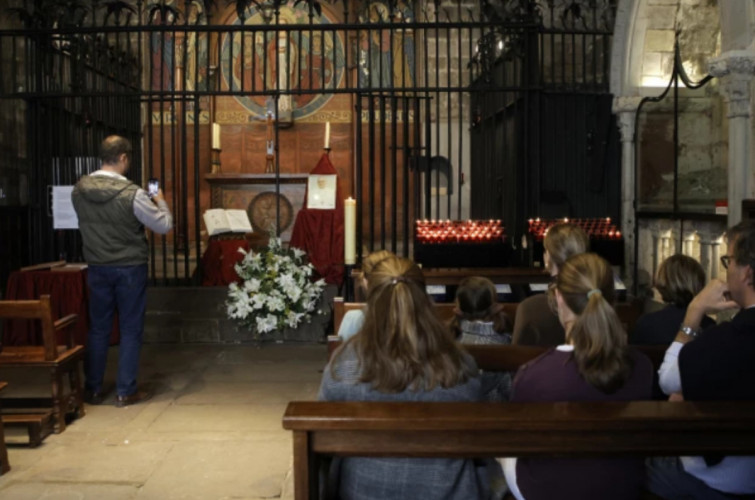 Milers de persones visiten el memorial del Papa Francesc a la Catedral de Barcelona