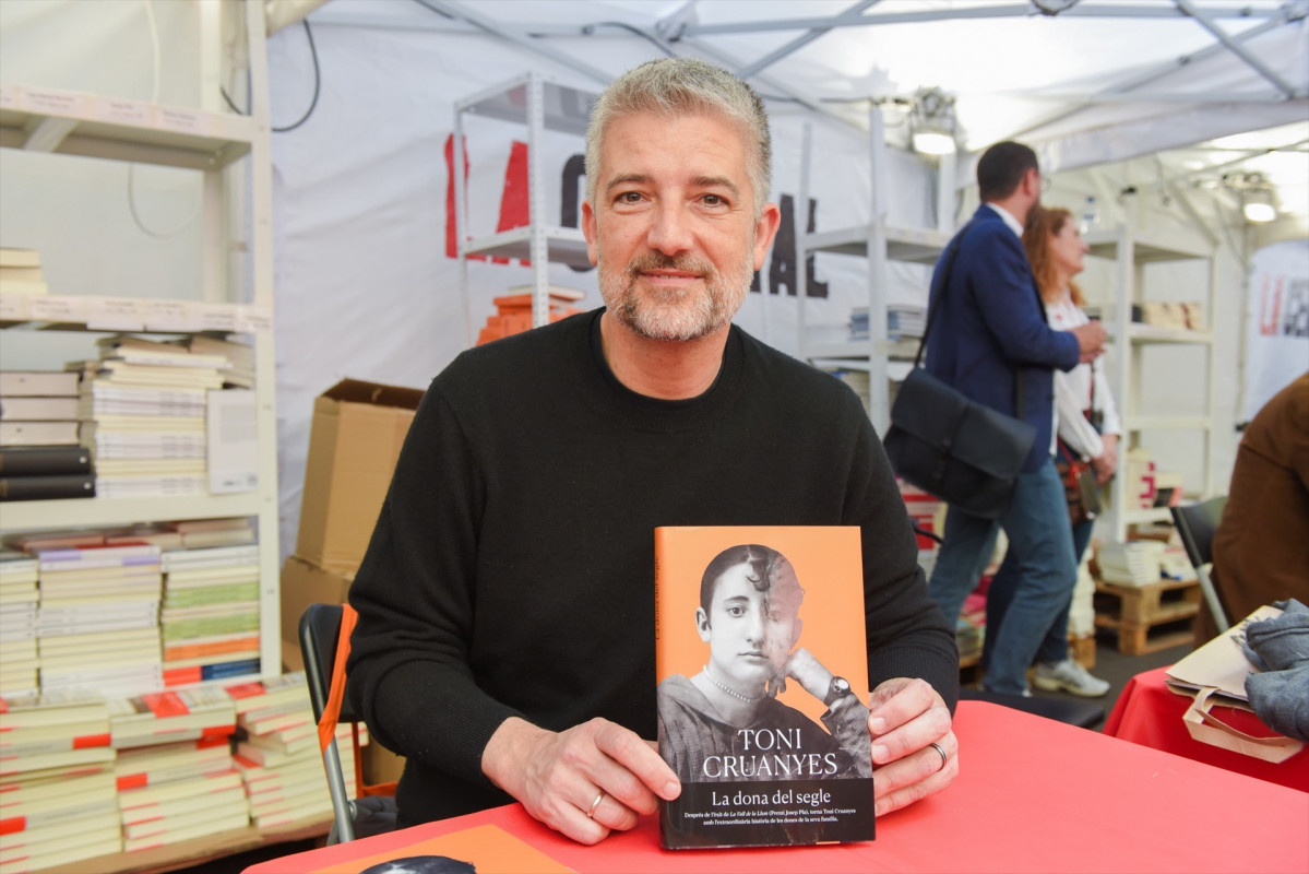 EuropaPress 6669430 periodista toni cruanyes firma libros barcelona diada sant jordi 2025