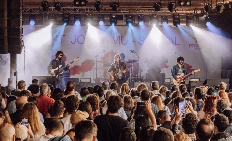 Milers de persones celebren Sant Jordi en la Antiga Fàbrica d'Estrella Damm
