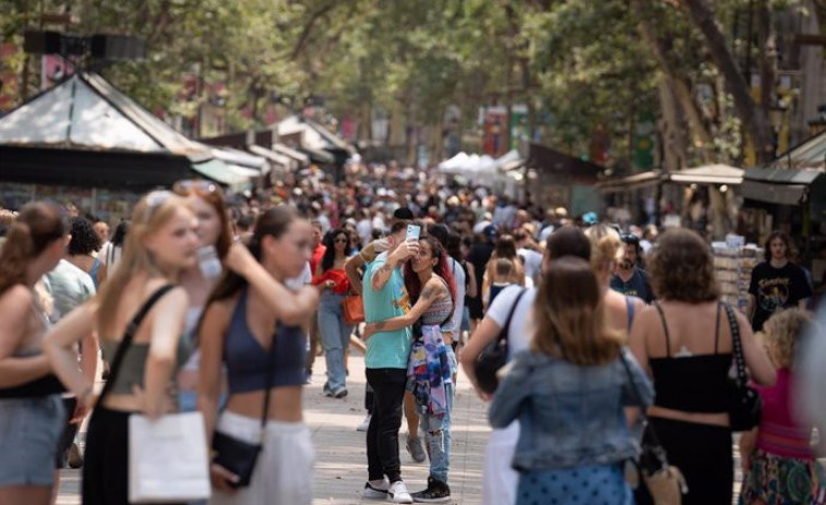 Barcelona, en lluita contra l'incivisme i el turisme massiu: papereres innovadores i sancions exemplars