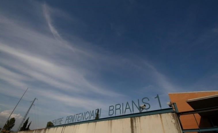 Un intern dona una pallissa a tres funcionaris de la presó Brians 1