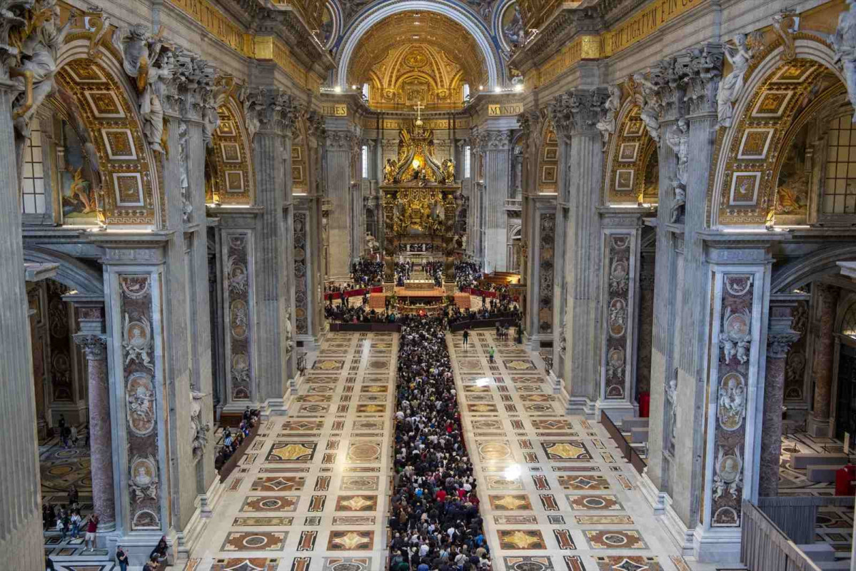 25 de abril de 2025, Vaticano, Ciudad del Vaticano La gente hace fila para rendir homenaje al Papa Francisco, que yace en la Basílica de San Pedro. Foto Giuliani AlessiaCppIPA vía ZUMA Pressdpa. F