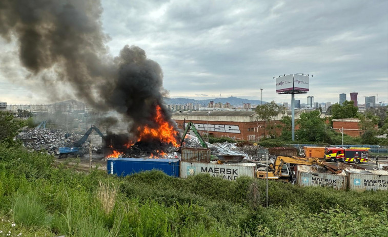 Declarat un espectacular incendi a Ferimet - Zona Franca- a l'Hospitalet
