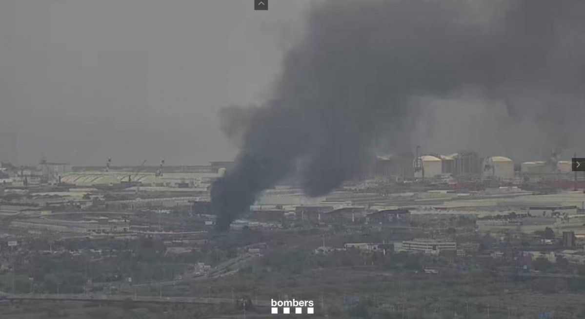 EuropaPress 6677644 incendio pila chatarra can tunis barcelona (1)