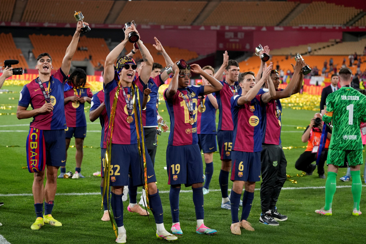 EuropaPress 6679625 players of fc barcelona celebrate the victory with the trophy during the