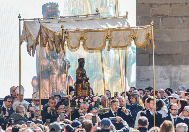 'La Moreneta' desfila en una processó històrica pel Mil·lenari de Montserrat
