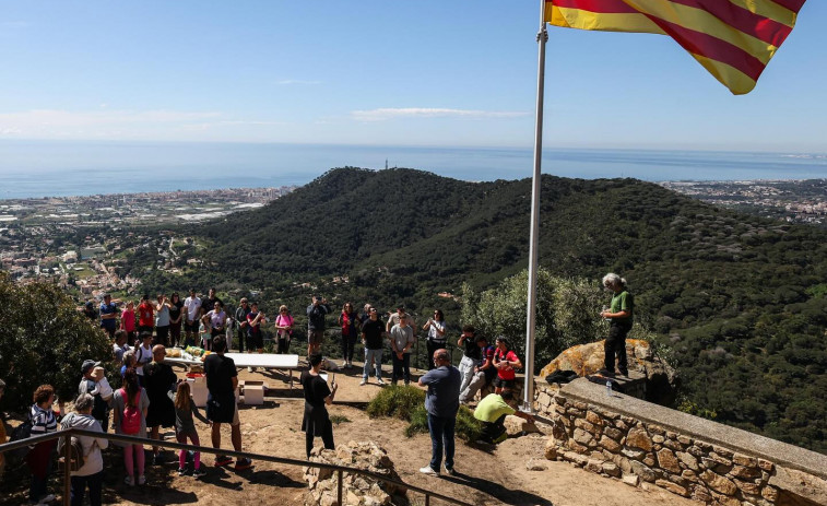 El Castell de Burriac recupera la seva esplendor: substitueixen la senyera després d'anys d'atacs i deterioració