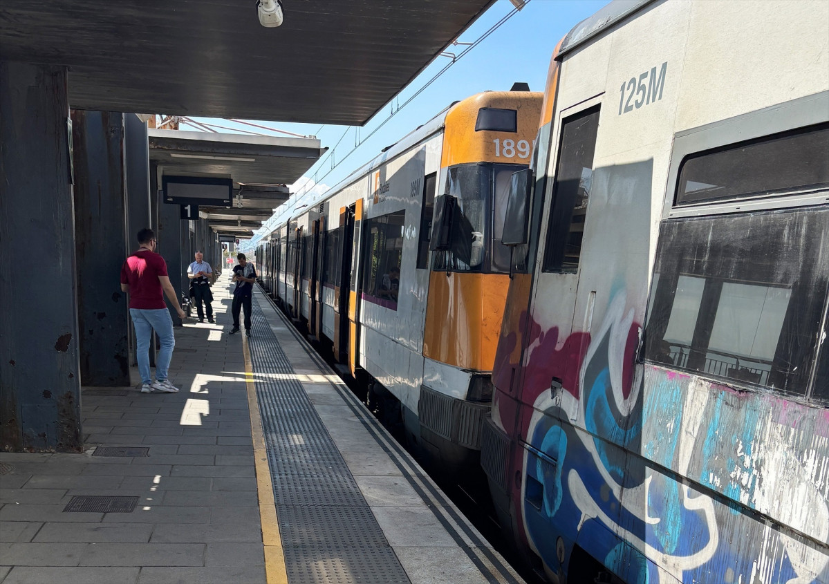 EuropaPress 6683165 28 april 2025 spain premia mar people wait for suburban train to continue
