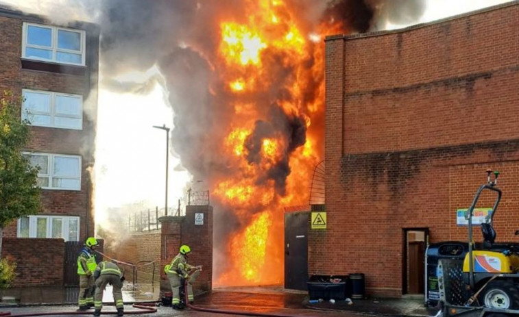 S'inicia un gran incendi en una subestació elèctrica de l'oest de Londres
