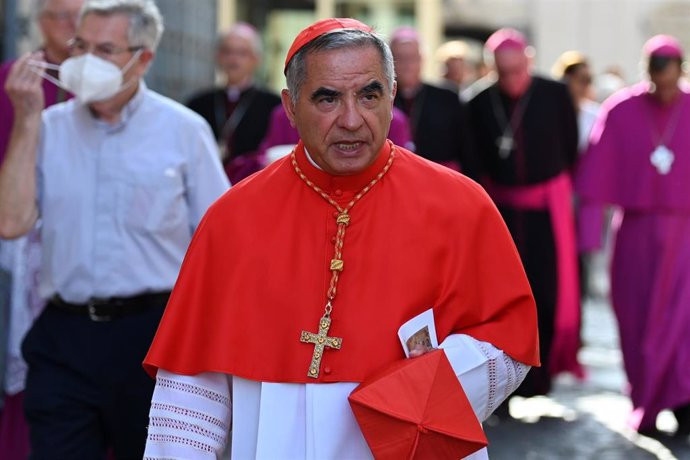 El cardenal Becciu acata al Papa Francesc i s'aparta del Conclave malgrat defensar la seva innocència