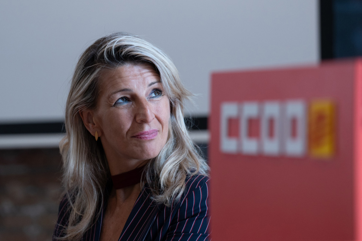 Archivo - La vicepresidenta segunda y ministra de Trabajo y Economía Social, Yolanda Díaz, durante un coloquio, antes de una reunión con miembros del Comité de Empresa del Banco Sabadell y del BBV