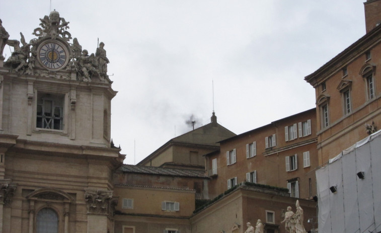 El Vaticà instal·la la xemeneia que anunciarà el nou Papa des de la Capella Sixtina