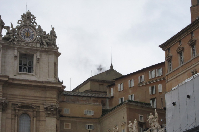 El Vaticà instal·la la xemeneia que anunciarà el nou Papa des de la Capella Sixtina