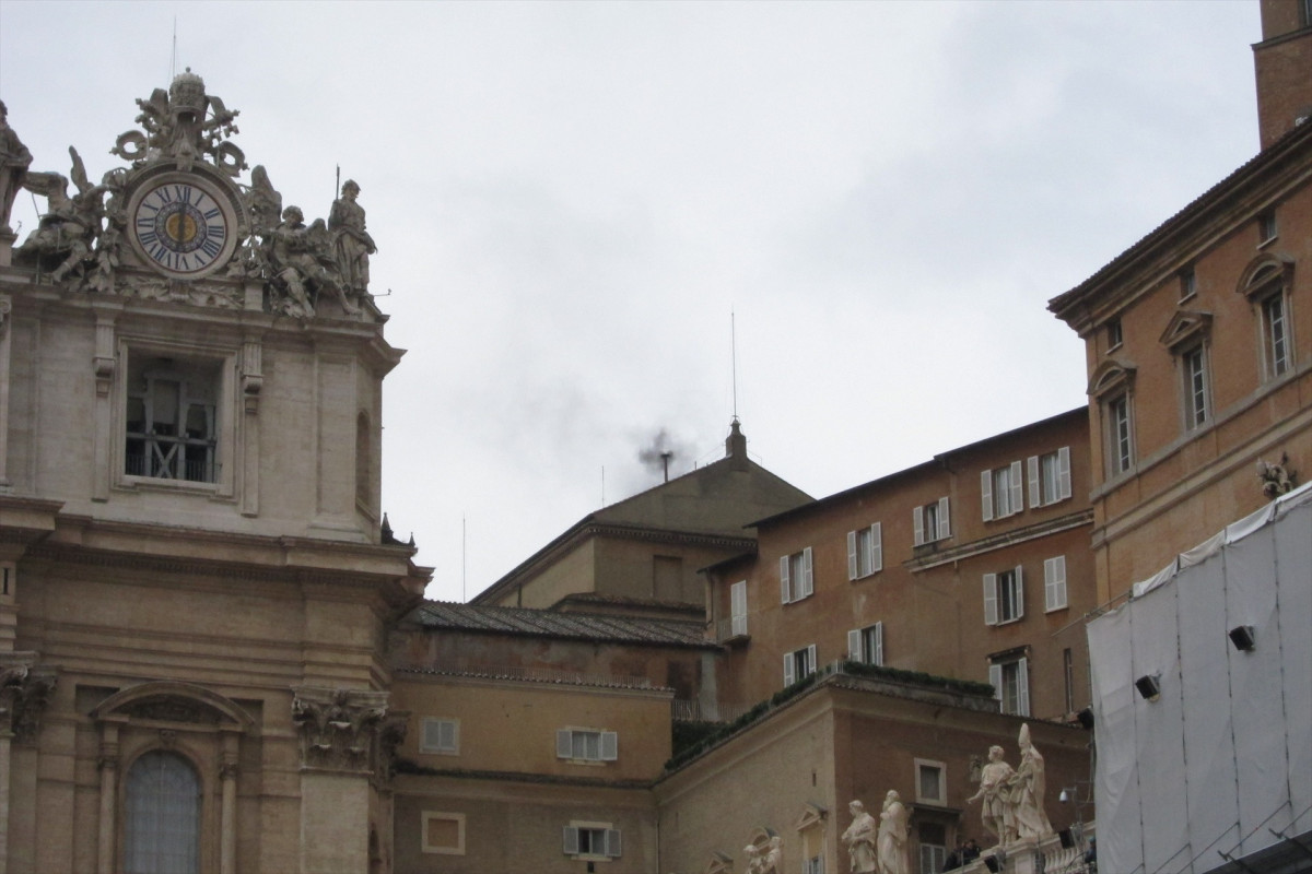 EuropaPress 6691844 fumata negra segunda jornada conclave vaticano