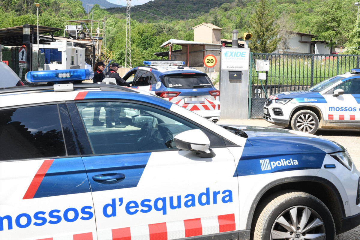 EuropaPress 6682829 vehiculos mossos desquadra inmediaciones industria reciclaje baterias exide